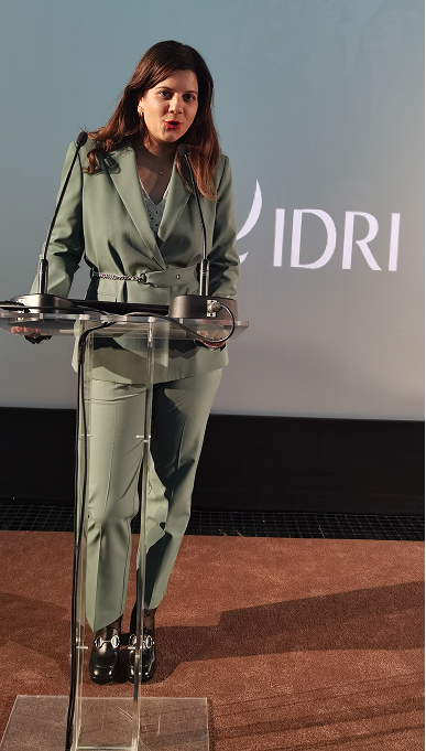 Remise de diplôme avec assurance dans un costume élégant, accompagnée par Phenomen’âme.